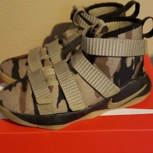 Boys Nike Lebrons😎